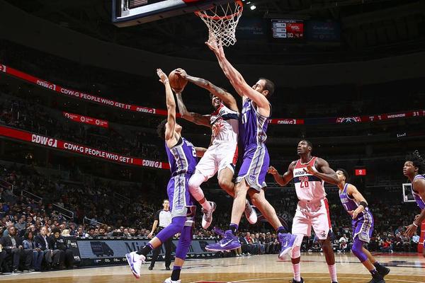 雄鹿有意引进莫兰特助力字母哥 重组阵容库兹马或成交易核心